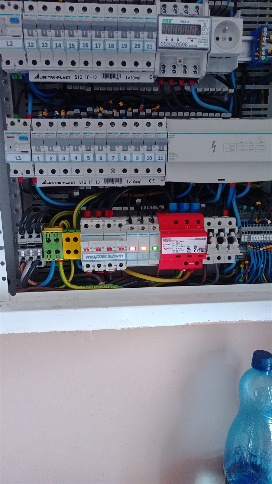 Zabezpieczenia i aparatura wewnątrz rozdzielnicy elektrycznej