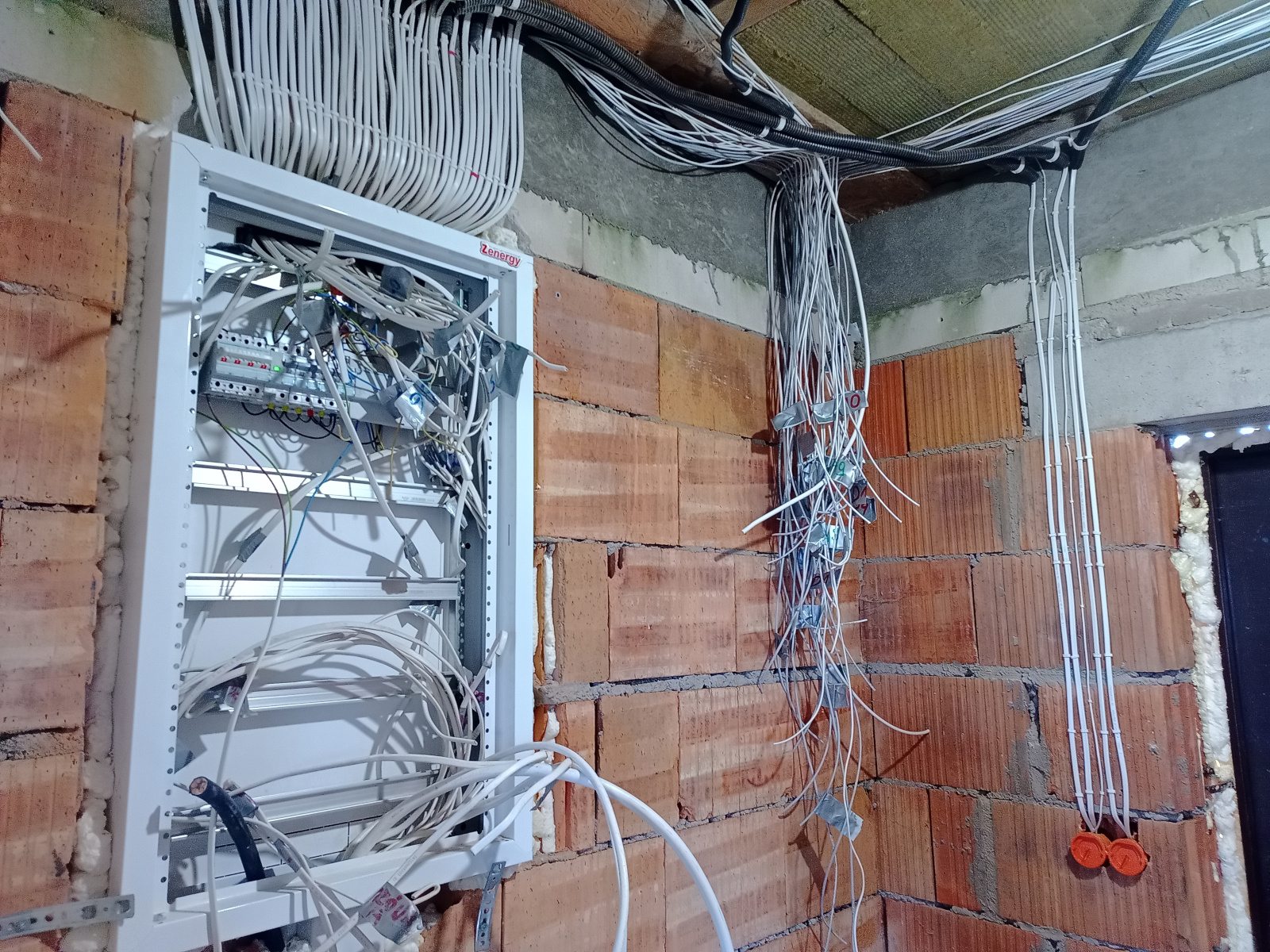 Instalacja przewodów i rozdzielnicy elektrycznej podczas prac