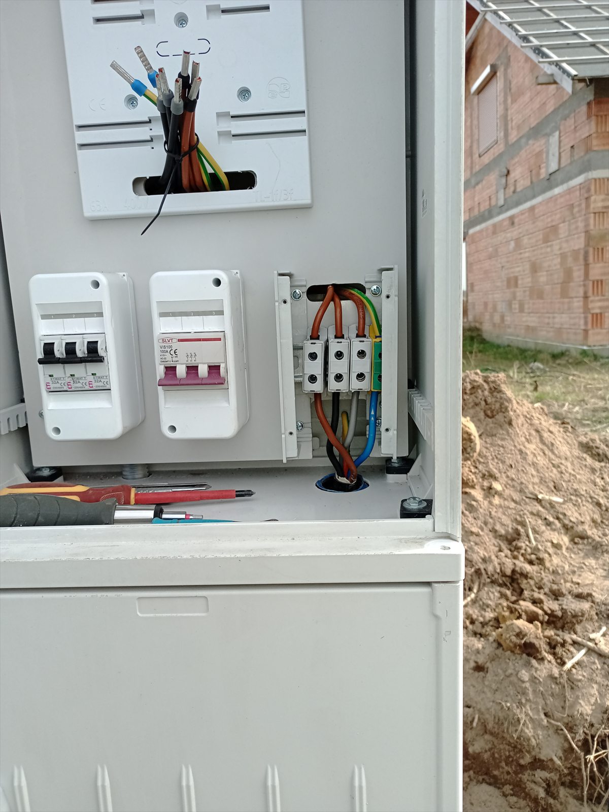 Zewnętrzna szafa elektryczna z aparaturą podczas montażu
